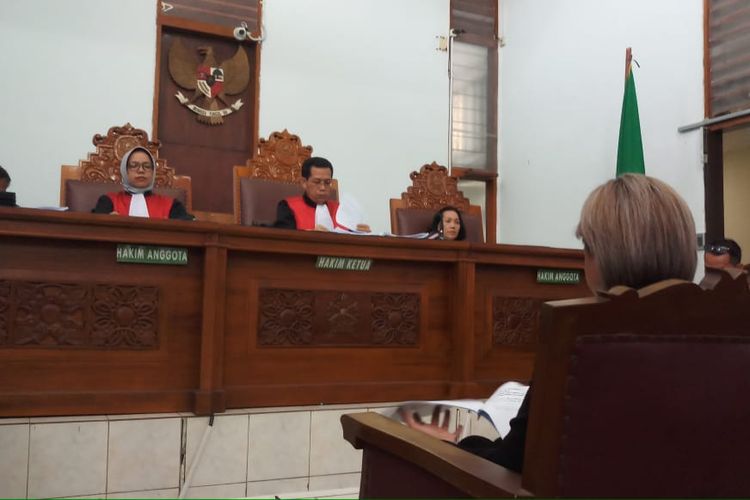 Terdakwa Nikita Mirzani saat menjalani sidang dugaan penganiayaan terhadap suaminya, Dipo Latief, di Pengadilan Negeri Jakarta Selatan, Senin (2/3/2020).