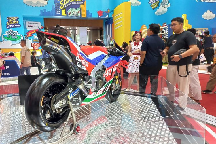 Honda RC213V milik Joan Mir dipamerkan di booth Honda pada ajang Indonesia Motorcycle Show (IMOS) 2025