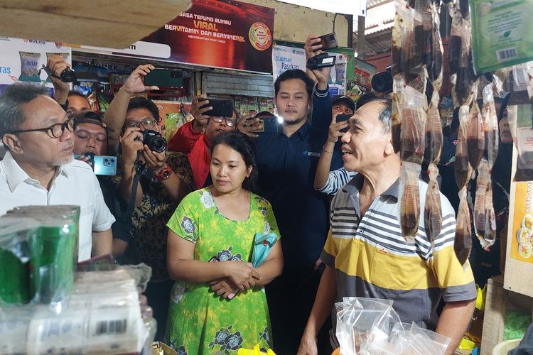 Ketua Umum DPP PAN Zulkifli Hasan berbincang dengan pedagang di Pasar Bandarjo Kabupaten Semarang