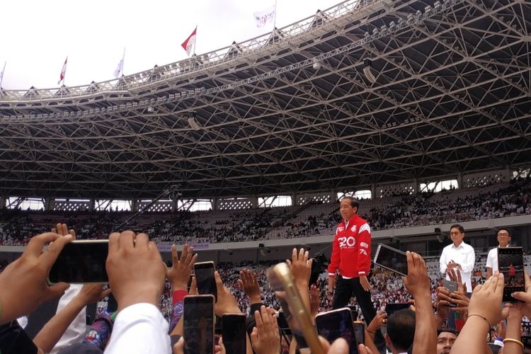 Presiden Joko Widodo saat menghadiri acara Gerakan Nusantara Bersatu yang digelar di Stadion Utama Gelora Bung Karno (GBK) pada Sabtu (26/11/2022).