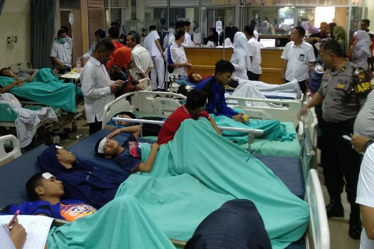 37  siswa Sekolah Olahraga Negeri Sriwijaya (SONS) Palembang, Sumatera Selatan harus dilarikan ke rumah sakit lantaran mengalami keracunan saat berbuka puasa, Rabu (22/5/2019).