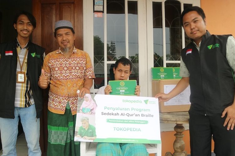 Muhammad Ivan Zidan atau yang biasa disapa Ivan berkesempatan mendapatkan bantuan berupa Al Quran Braille dari Dompet Dhuafa yang berkolaborasi bersama dengan Tokopedia. 