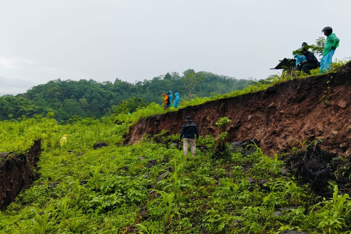 Badan Geologi Kaji Kondisi Tanah Bergerak yang Berakibat 8 KK Mengungsi di Manggarai Timur