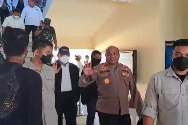 Ketua KPK Firly Bahuri (pakai topi) dan Kapolda Papua Irjen Mathius D Fakiri berada di Mapolda Papua dan akan menuju kediaman pribadi Lukas Enembe untuk melakukan pemeriksaan, Jayapura, Papua, Kamis (3/11/2022)