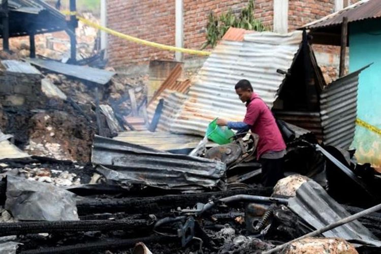 Tiga unit rumah warga di Lingkungan Waramsio, Kelurahan Kadolomoko,  Kecamatan Kokalukuna, Kota Baubau, Sulawesi Tenggara, ludes dilalap api, Sabtu (27/07/2019) 4.30 wita. Akibat peristiwa tersebut seorang pemilik rumah,  Wa Samali (80) tewas. 