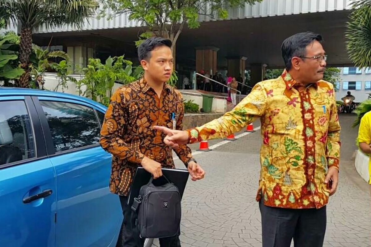 Pelaksana Tugas (Plt) Gubernur DKI Jakarta Djarot Saiful Hidayat turun dari taksi di Balai Kota DKI Jakarta pada Jumat (2/6/2017) pagi. 