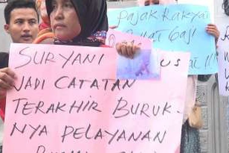 Sejumlah ibu dan aktifis Solidaritas perempuan Anti Korupsi (SPAK-Aceh) melakukan aksi unjunk rasa di depan Rumah Sakit Ibu dan Anak (RSIA) Banda Aceh. Mereka mendesak Gubenrur Aceh segera mencopot Direktur RSIA akibat kelalaian rumah sakit menanganai pasien hingga menyebabkan seorang ibu melahirkan dan bayinya meninggal dunia