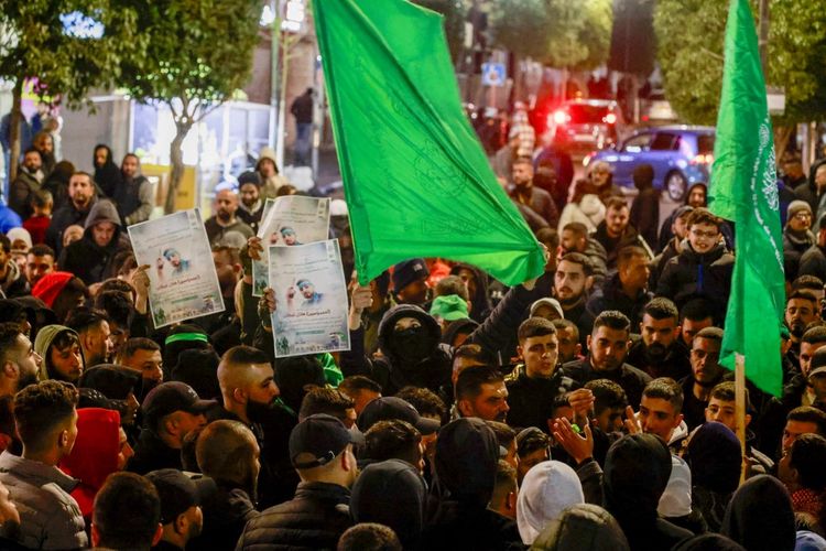 Para pendukung Hamas di kota Ramallah, Tepi Barat, melakukan protes pada 2 Januari 2024, menentang serangan Israel di Lebanon yang menewaskan wakil pemimpin Hamas, Saleh al-Aruri.