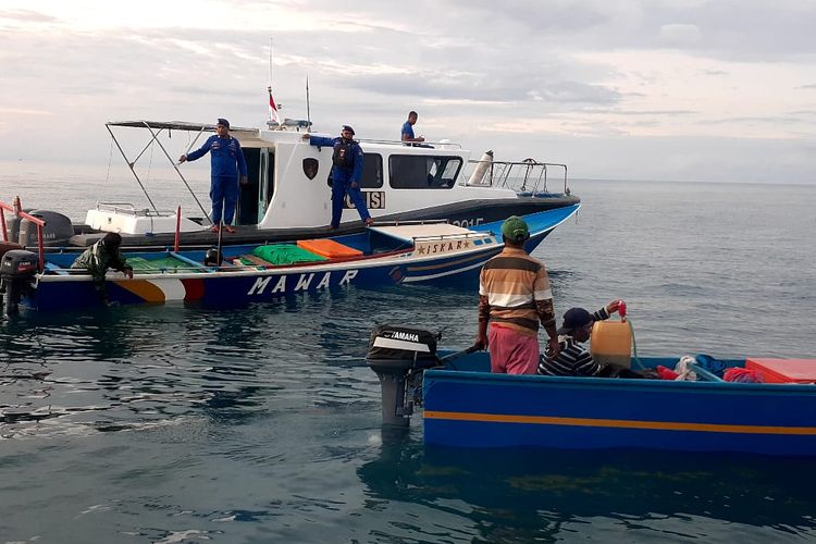 Personel Polairud Polres Seram Bagian Timur melakukan oeprasi pencarian terhadap kapal ikan Sekar Wangi Wangi yang dilaporkan hilang bersama empat nelayan, Rabu (9/3/2022)