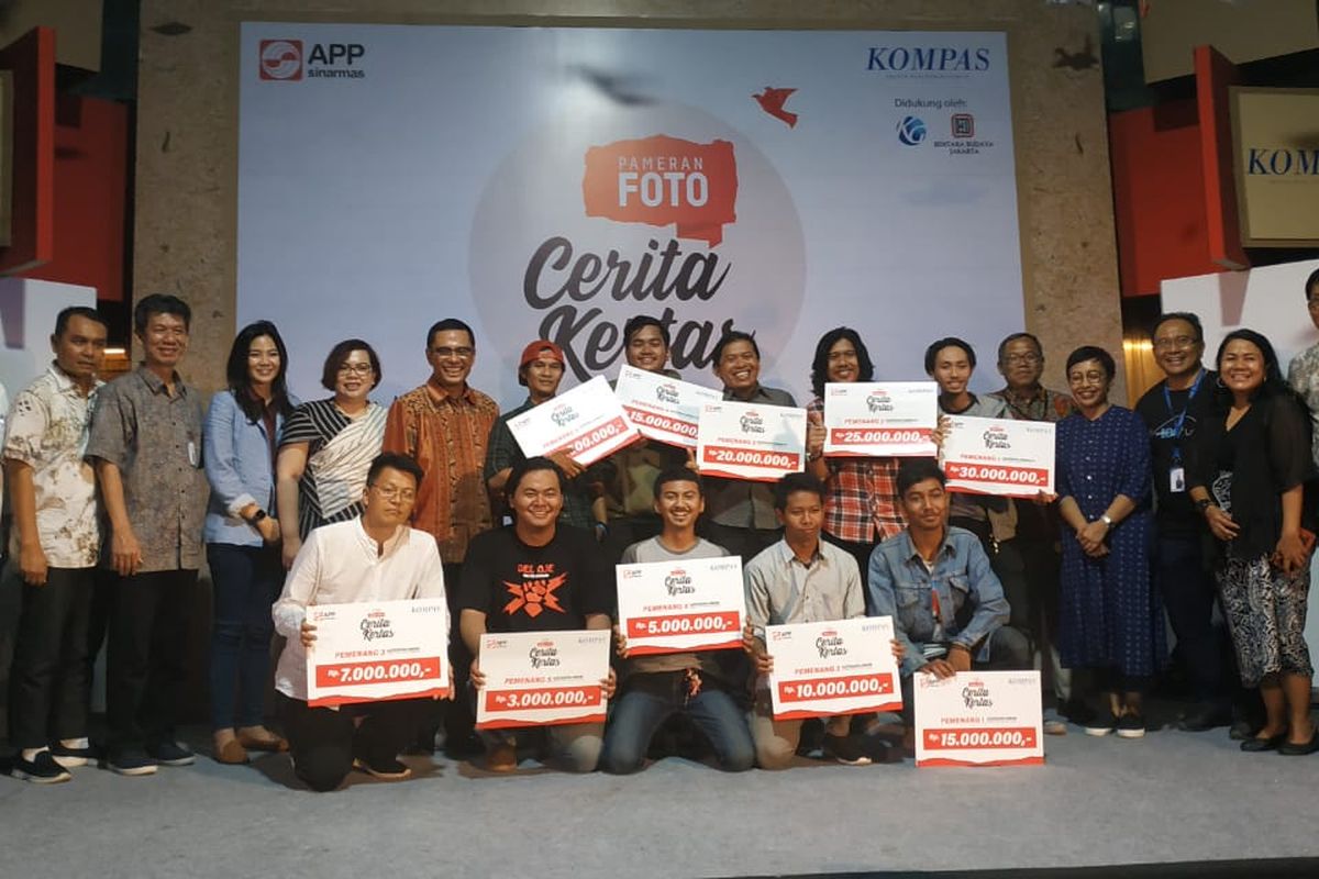 Malam penganugerahan lomba fotografi ?Cerita Kertas? terbuka untuk kategori wartawan dan umum dengan total hadiah senilai Rp 140 juta hasil kerjasama Harian Kompas dan Asia Pulp, Paper (APP) Sinar Mas dan Bentara Budaya Jakarta (15/3/2019).