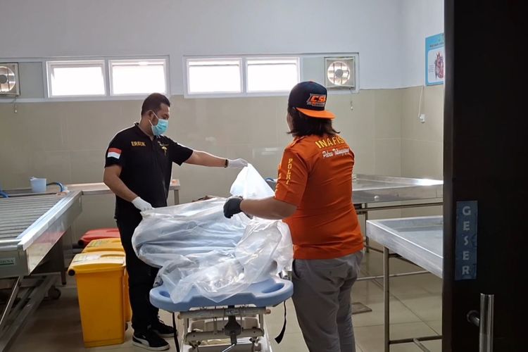 #---Unit Inafis Satreskrim Polres Tulungagung Jawa Timur, melakukan pemeriksaan jenazah korban diduga akibat miras oplosan, Sabtu (21/09/2024)---#