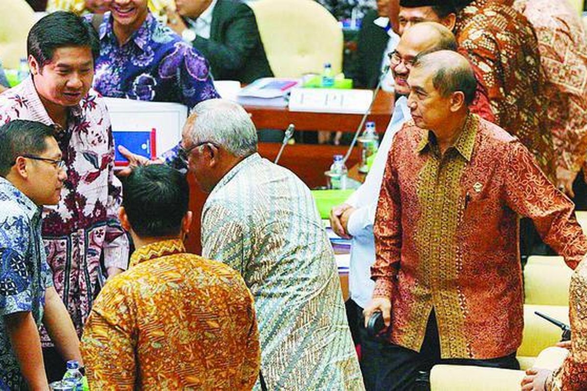 Ketua Badan Pemeriksa Keuangan (BPK) Hadi Purnomo (kanan) berbincang dengan beberapa anggota Panitia Khusus (Pansus) Hak Angket DPR untuk Kasus Bank Century, sebelum rapat konsultasi, di Gedung DPR, Jakarta, Rabu (16/12).