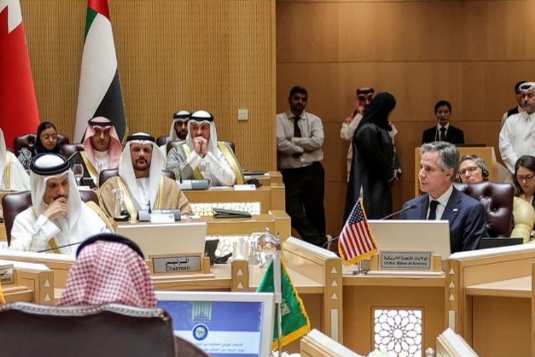 Menteri Luar Negeri AS Antony Blinken menghadiri Pertemuan Tingkat Menteri Gabungan Dewan Kerja Sama Teluk (GCC)-Kemitraan Strategis AS yang membahas situasi kemanusiaan di Gaza, di Sekretariat Dewan Kerja Sama Teluk (GCC) di Riyadh pada 29 April 2024. 