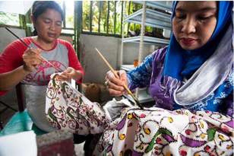 Proses pembuatan batik di Belitung Timur. Motif batik diambil dari flora dan fauna khas khususnya Belitung Timur serta keunikan dari keseharian masyarakat Belitung Timur, salah satunya adalah daun simpor. 