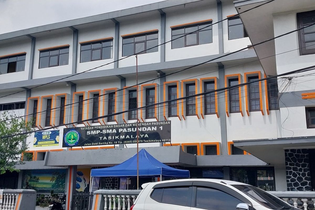 SMA Pasundan 1 di Jalan Dewi Sartika Kota Tasikmalaya, Jawa Barat, masih sepi belum ada pelajar masuk saat aturan baru diberlakukan pada Senin (14/7/2025).