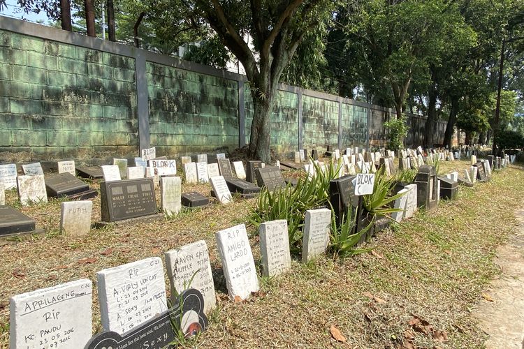 Nisan, Foto, dan Pesan Terakhir: Jejak Cinta Abadi di Makam Satwa Ragunan
