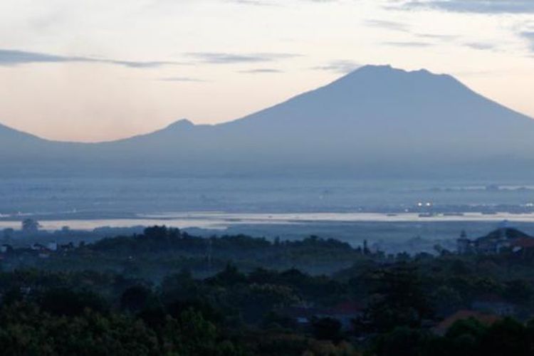 Gunung Agung (kanan) dan Gunung Batur (kiri) di pagi hari merupakan keindahan alam Bali yang dapat dinikmati tamu Hotel Aston & Convention Center.
