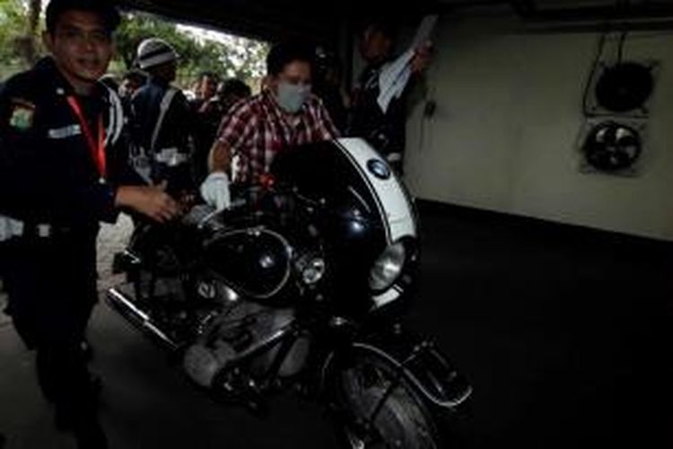 Penyidik KPK menunjukkan barang bukti berupa motor gede merek BMW hasil operasi tangkap tangan Kepala SKK Migas Rudi Rubiandini, di Gedung KPK, Jakarta Selatan, Rabu (14/8/2013).