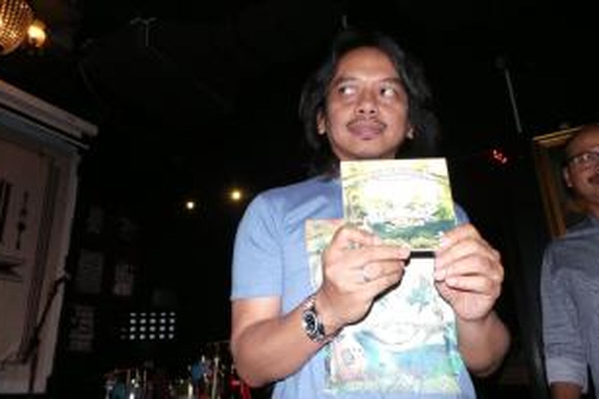 Dewa Budjana diabadikan dalam peluncuran album solonya yang kedelapan, Hasta Karma, di Foodism, Kemang, Jakarta Selatan, Rabu (25/2/2015).