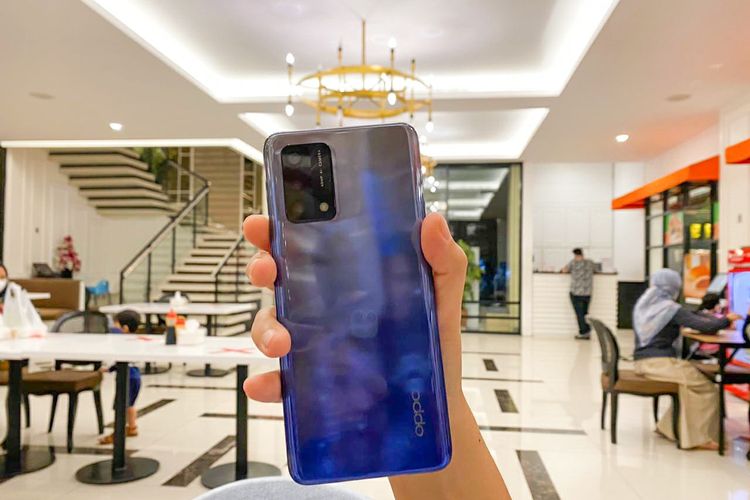 Oppo A74 varian warna Midnight Blu. Ketika digenggam, ponsel berbobot 175 gram dan ketebalan 8,4 mm ini terasa ringan dan tipis. Bagian punggungnya memiliki desain akhir mengkilap sehingga menimbulkan pantulan layaknya cermin.