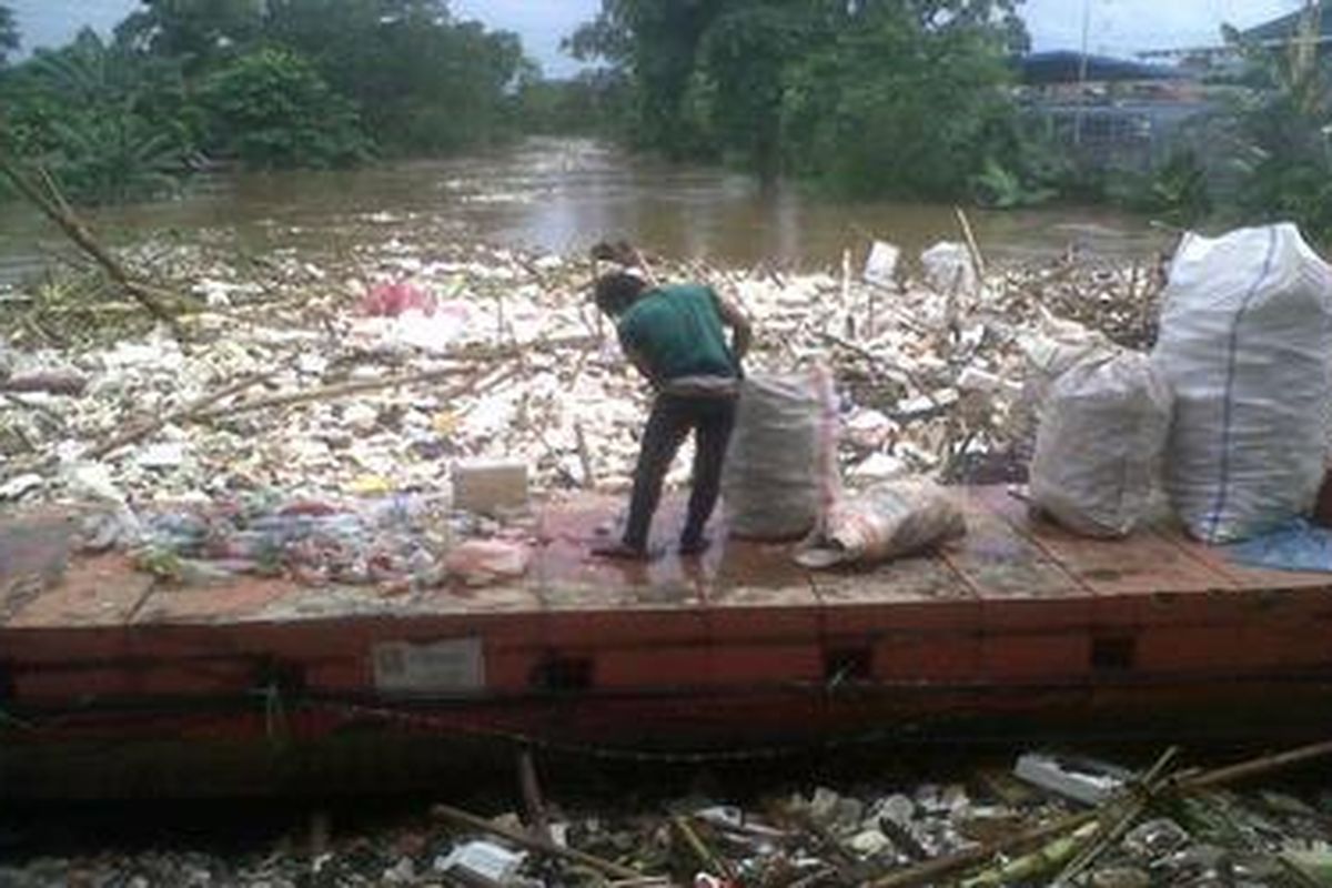 Sampah menyumbat aliran Sungai Ciliwung.