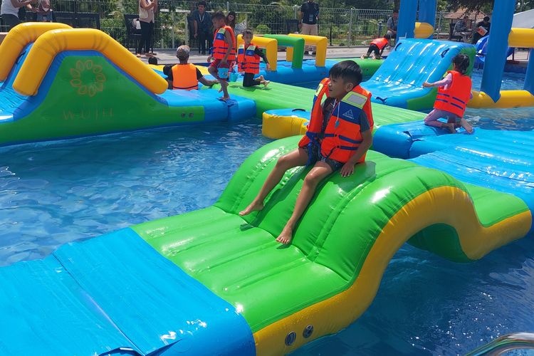 Aquapark The Wujil Resort& Conventions menawarkan keceriaan untuk keluarga yang berwisata.