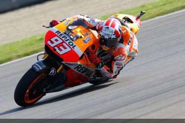 Pebalap Repsol Honda asal Spanyol, Marc Marquez, membalap di Sirkuit Indianapolis Motor Speedway pada sesi kualifikasi GP Indianapolis, Sabtu (9/8/2014).