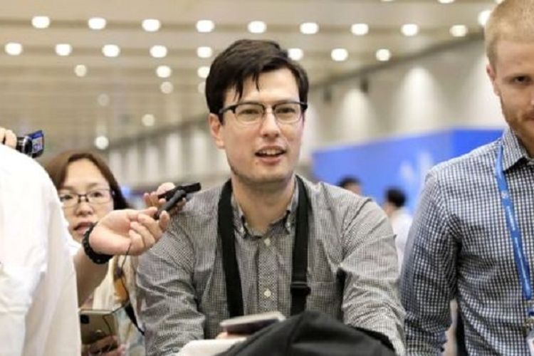Alek Sigley, mahasiswa Australia yang sempat ditahan Korea Utara (Korut) terlihat di Beijing, China, ketika dibebaskan.