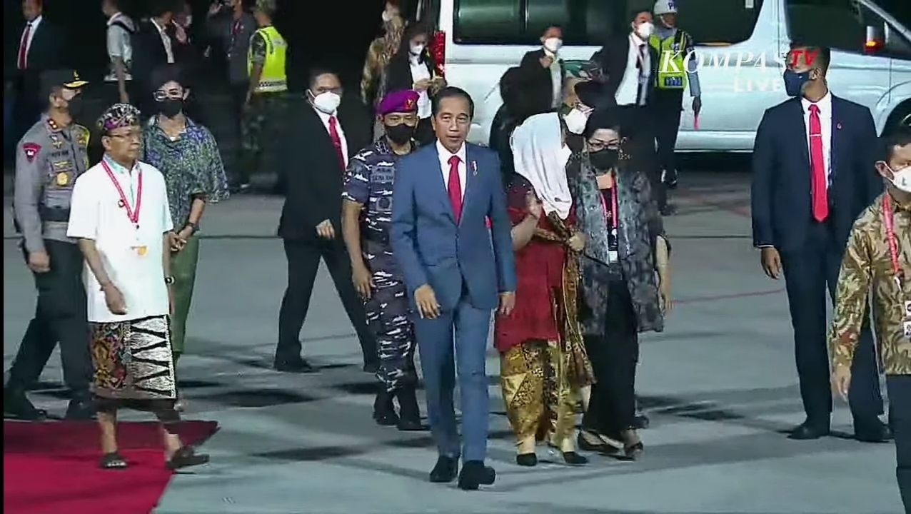 KTT G20, Presiden Jokowi dan Ibu Iriana Jokowi Tiba di Bali