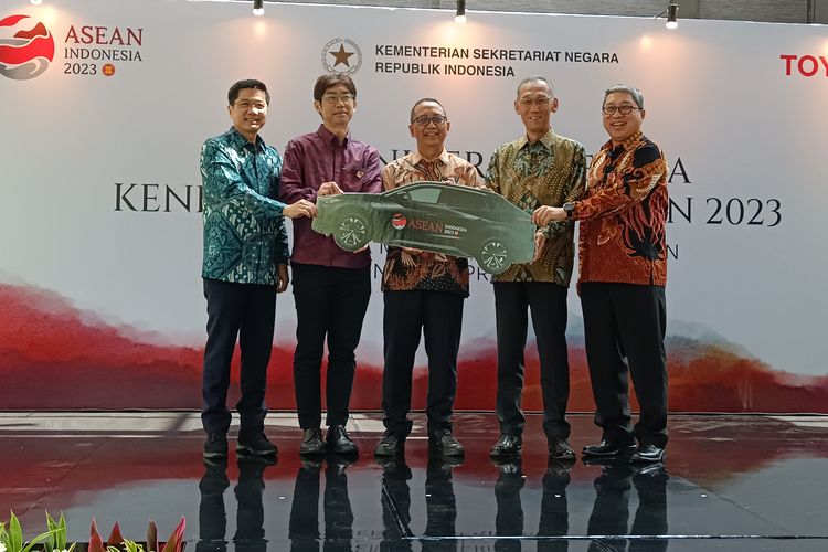 Serah terima 65 Toyota bZ4X ke Kementerian Sekretariat Negara untuk KTT Asean di Labuan Bajo 