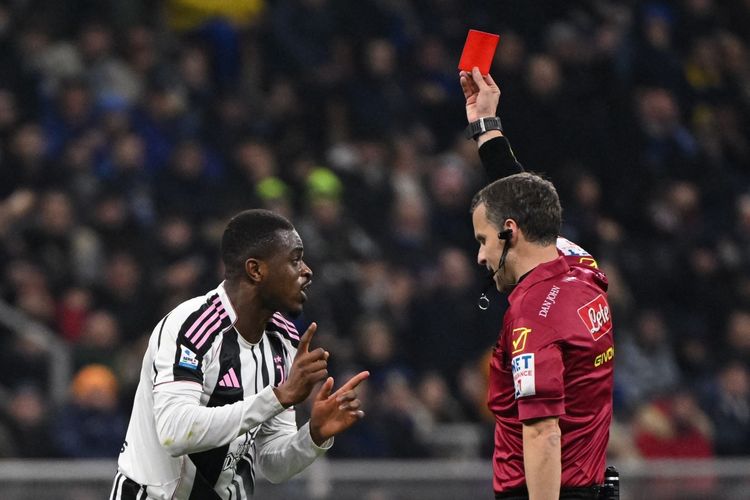 Bek Juventus Pierre Kalulu menerima kartu merah dari wasit Federico La Penna pada pertandingan akbar pekan ke-25 Serie A Inter Milan vs Juventus yang bergulir di Stadion Giuseppe Meazza, Milan, pada Minggu (15/2/2026) dini hari WIB.