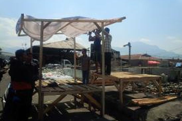 Para pedagang bahu membahu membangun kios darurat di Pasar Induk Gedebage Bandung.