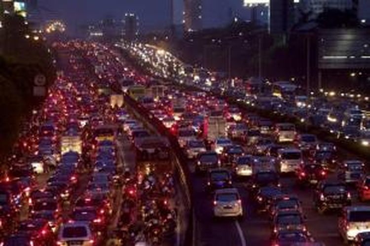 Pengguna kendaraan bermotor tersendat di Jalan Gatot Subroto dan tol dalam kota di Jakarta Selatan, Jumat (2/11/2012).