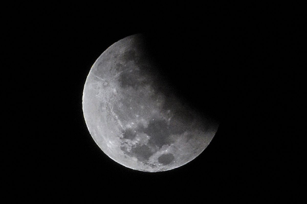 Fenomena gerhana bulan parsial terlihat di langit Lombok, Mataram, NTB, Rabu (17/7/2019). Fenomena bulan parsial ini terjadi karena titik orbit kesejajaran antara matahari, bumi dan bulan agak miring sehingga menampakkan bulan sebagian dengan bayangan umbra.