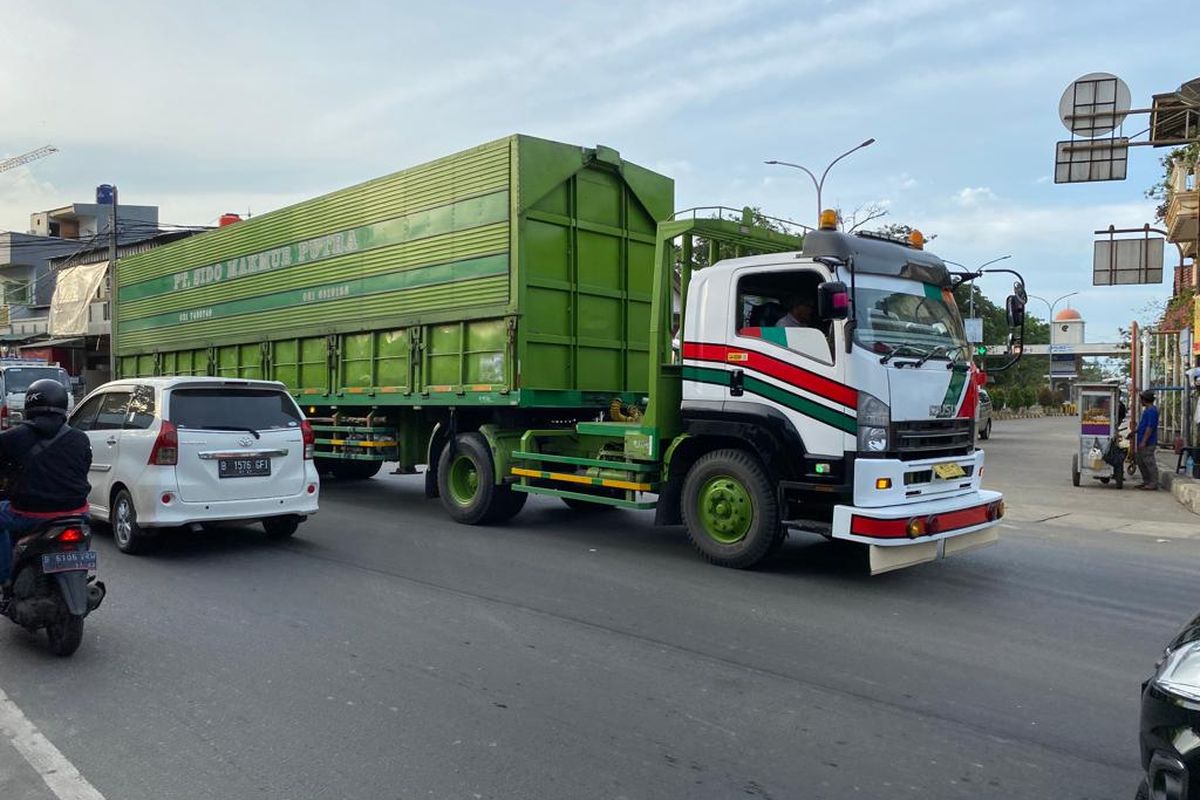 Jalan Lodan Raya, Pademangan, Jakarta Utara pada Selasa (3/1/2023) yang dilalui kendaraan roda dua hingga roda 10. Di jalan ini, pengendara motor sering kali terpeleset bahkan terlindas truk dan meninggal dunia.  