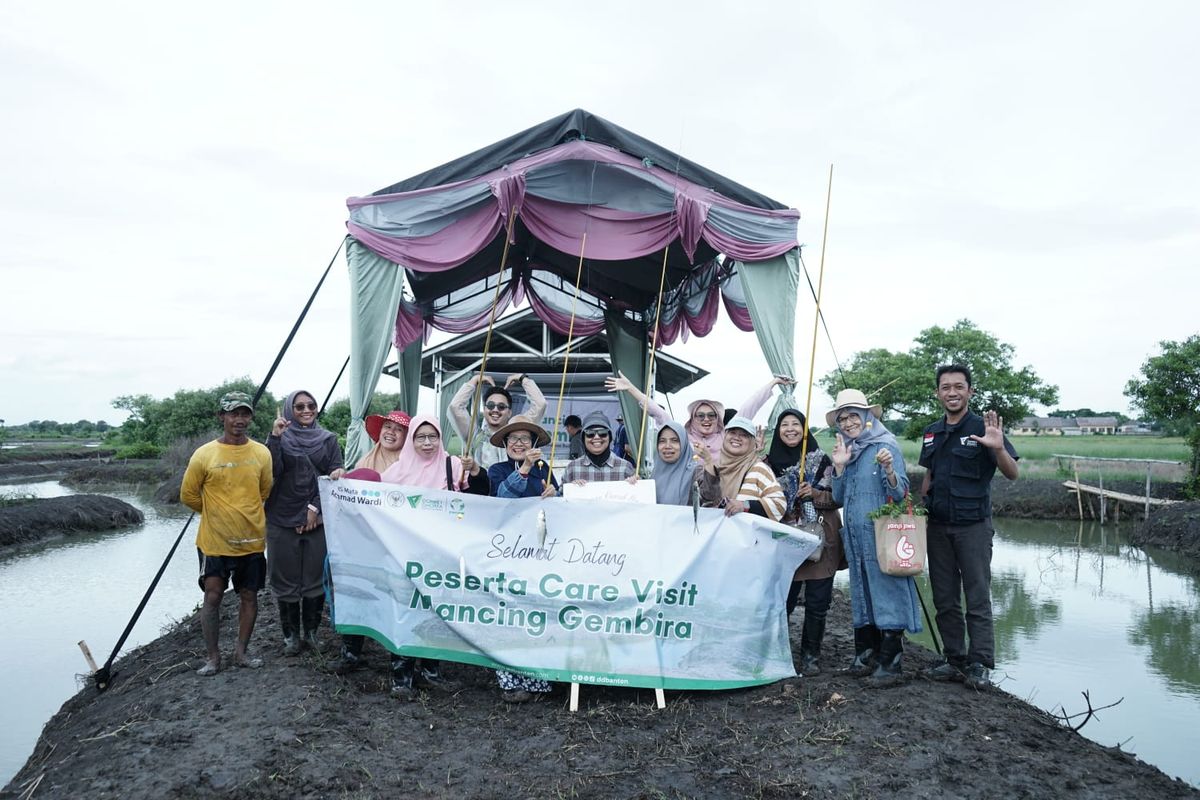 Dompet Dhuafa mengajak 10 donatur Dompet Dhuafa menilik salah satu program ekonomi Dompet Dhuafa Banten, yaitu program Pemberdayaan Masyarakat Pesisir: Budidaya Bandeng di Desa Linduk, Kecamatan Pontang, Serang, Banten, Sabtu (3/2/2024). 
