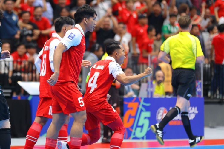 Selebrasi kapten timnas futsal Indonesia, Mochammad Iqbal setelah mencetak gol ke gawang Korea Selatan dalam ajang AFC Futsal ASIAN CUP 2026 pada Selasa (27/1/2026).  Indonesia berhasil menang atas Korea Selatan.