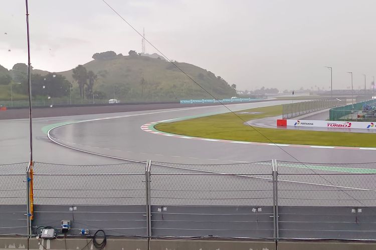 Hujan melanda Sirkuit Mandalika jelang pergelaran MotoGP Indonesia 2022 pada Minggu (20/3/2022).