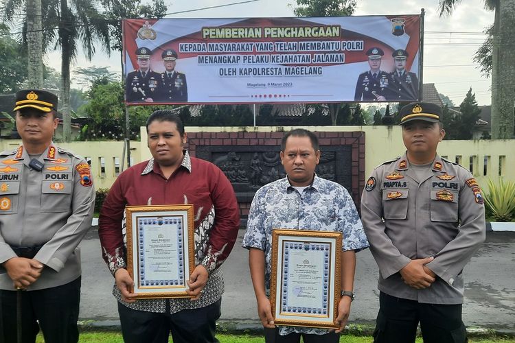 Kapolresta Magelang Kombes Polisi Ruruh Wicaksono (paling kiri) memberikan penghargaan kepada warga yang inisiatif menggagalkan kejahatan jalanan (klitih) di kawasan Metro Square, Mertoyudan, Senin (6/3/2023). Penghargaan diberikan di halaman Mapolresta Magelang, Jawa Tengah, Kamis (9/3/2023),