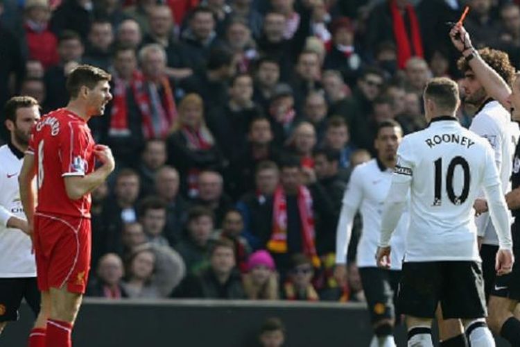 Steven Gerrard menerima kartu merah pada laga melawan Manchester United di Anfield, Liverpool, 22 Maret 2015.