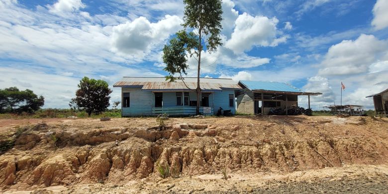 Gedung SMP Filial Budi Luhur. Sekolah ini menjadi tempat anak anak transmigran SP 5 Sebakis menimba ilmu