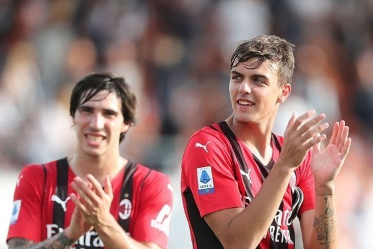 Daniel Maldini (kanan) bertepuk tangan usai membawa AC Milan menang 2-1 atas Spezia pada Sabtu (25/9/2021) malam WIB di Stadio Alberto Picco.