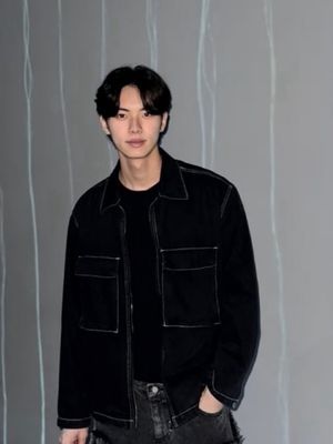 Lee Chae Min tampil stylish di luar layar. Intip 8 gaya kasual dan elegan pemeran Bon Appétit, Your Majesty yang bisa jadi inspirasi hangout.