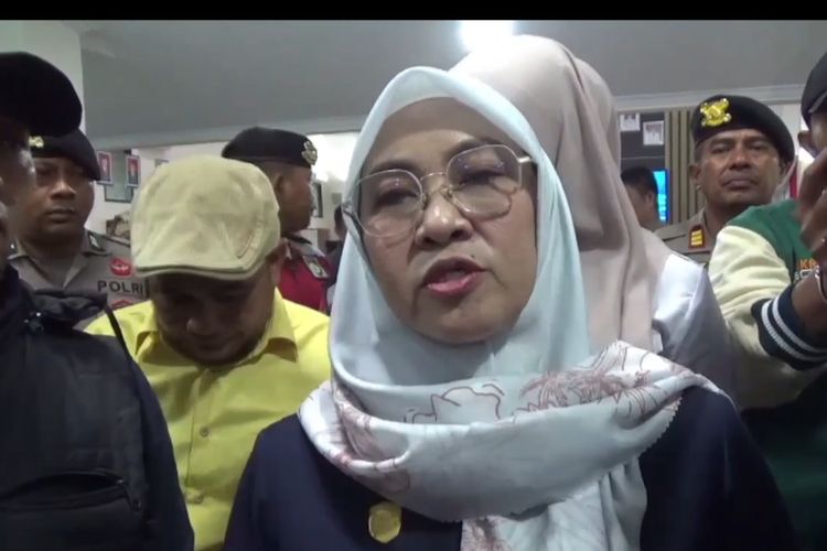 Duduk Perkara Massa Serbu Kantor Bupati Gowa, Protes Pejabat Dibebastugaskan, Ini Respons Husniah