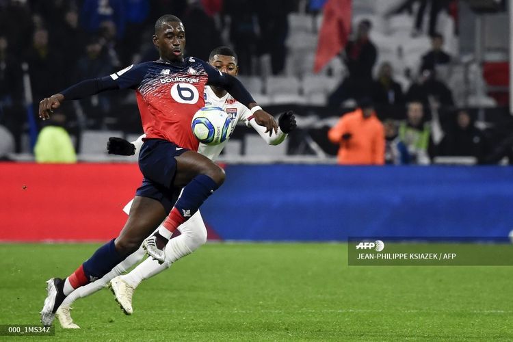 Pemain asal Perancis, Boubakary Soumare, beraksi bagi Lille dalam ajang Liga Perancis. Soumaer dikabarkan menjadi pemain incaran Manchester United.