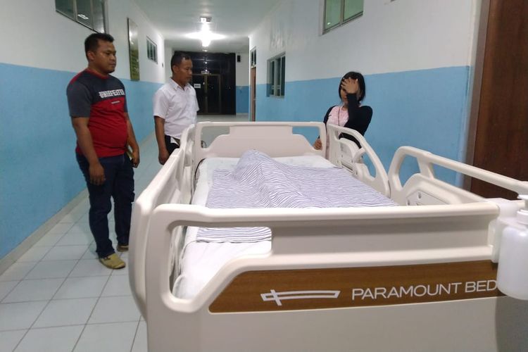 Jenazah korban didampingi ibu korban di ruang jenazah Rumah Sakit Abdul Wahab Syahranie, Rabu (2/10/2019). 