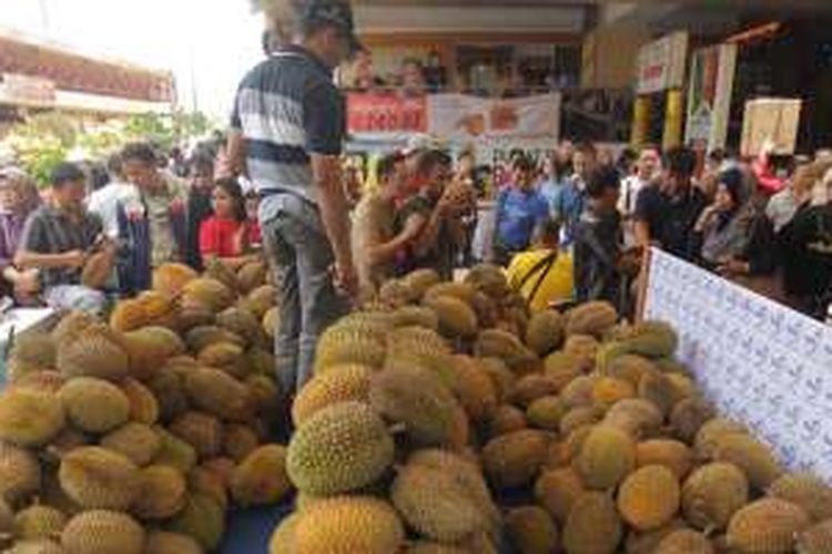 Ratusan pengunjung memadati acara Durian Fair 2016 di Blok M Square, Jakarta, Sabtu (27/2/2016). Pengunjung bisa menemukan sekitar 20 jenis durian unggul dari berbagai daerah di Jawa Tengah dan Jawa Barat. Selain itu juga makanan berbahan durian antara lain pancake, es krim dan sup durian.  