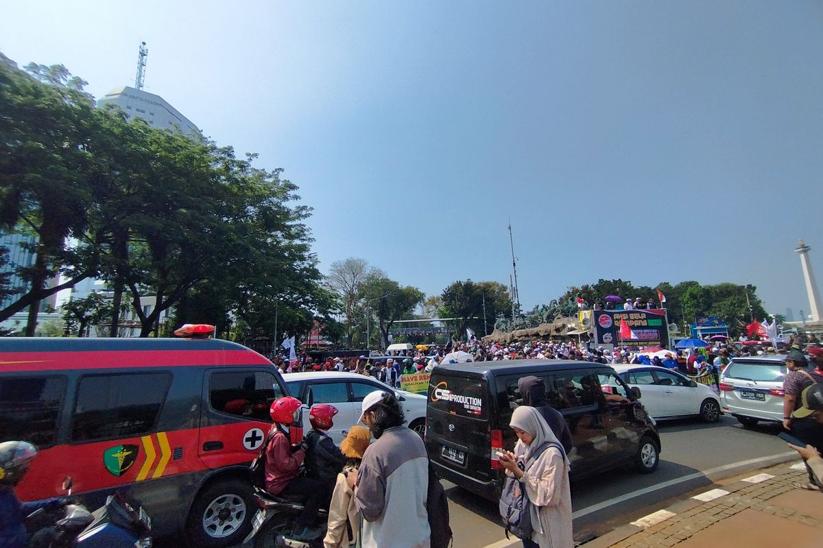 Peserta aksi Bela Rempang dari massa organisasi masyarakat (ormas) tumpah ruah di Jalan Medan Merdeka Barat, Gambir, Jakarta Pusat, Rabu (20/9/2023). (KOMPAS.com/XENA OLIVIA)