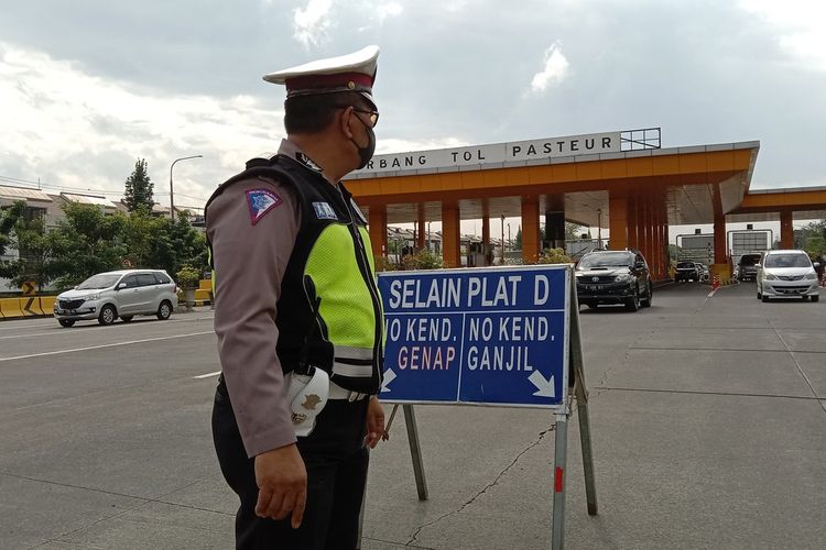 Petugas gabungan tengah menggelar ganjil genap yang dilaksanakan di gate tol Pasteur, Kota Bandung, Jumat (11/2/2022).