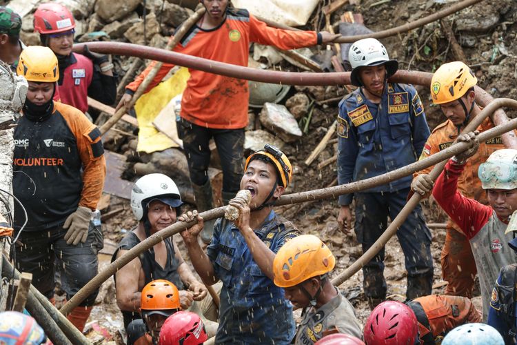 Tim SAR melakukan pencarian dua orang korban tanah longsor di Gang Barjo, Kelurahan Kebon Kalapa, Kecamatan Bogor Tengah, Kota Bogor, Jawa Barat, Jumat (14/10/2022). Sebanyak delapan orang warga Gang Barjo, Kampung Kebon Jahe, Kelurahan Kebon Kalapa, Kecamatan Bogor Tengah, Kota Bogor, tertimbun longsor.